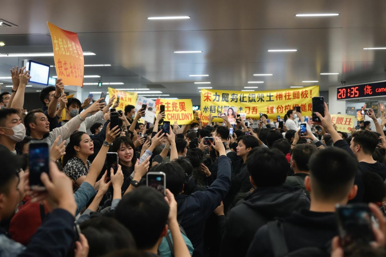 在机场偶遇某男团成员，真人比照片帅多了